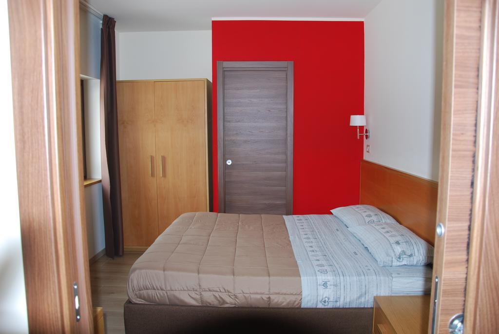 Guest House Caracas Lorica Eksteriør bilde